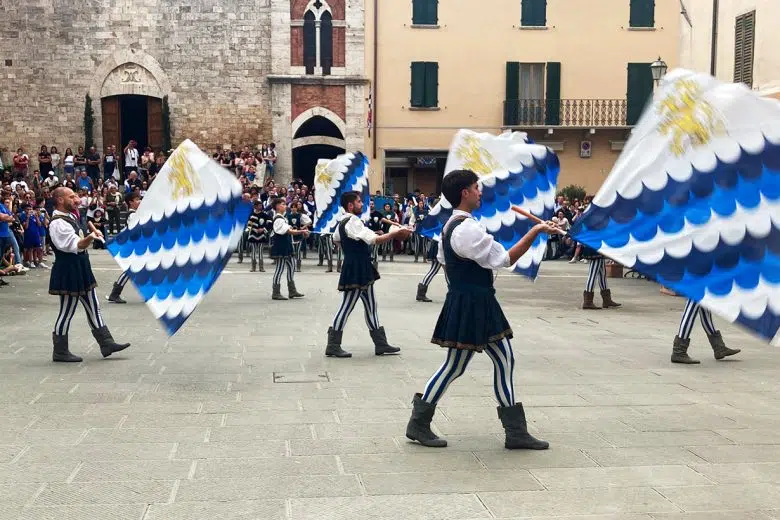Il Bianco e l'Azzurro, Quartiere Cannetti San Quirico d'Orcia, sbandieratori