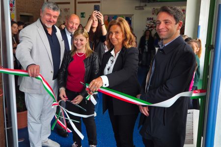 Istituto Tozzi, inaugurato un nuovo dispositivo di distribuzione di acqua sanificata e depurazione aria Inaugurazione distributore acqua scuola Tozzi di Siena