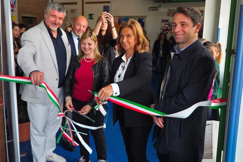 Istituto Tozzi, inaugurato un nuovo dispositivo di distribuzione di acqua sanificata e depurazione aria Inaugurazione distributore acqua scuola Tozzi di Siena