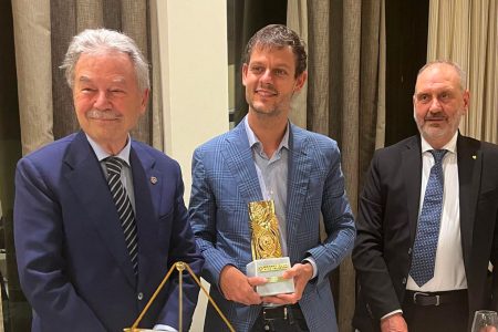 Rotary Club Alta Valdelsa: a Matteo Betti il prestigioso premio “Lingotto dell’Amicizia” "Lingotto d'Oro" a Matteo Betti dal Rotary Club Alta Valdelsa