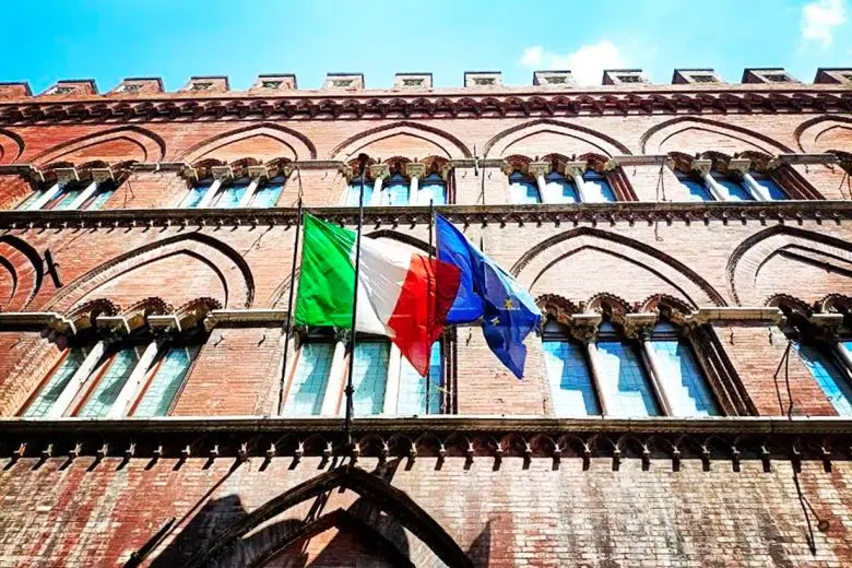 Un fine settimana culturale con i Musei Nazionali di Siena Pinacoteca di Siena, facciata con bandiere