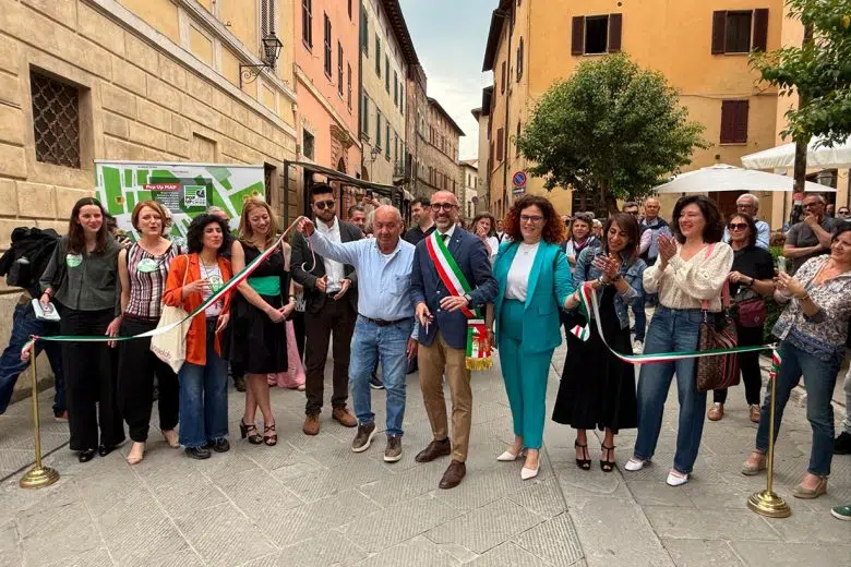 Grande successo per l’inaugurazione del progetto POPUP Città di Chiusi Progetto POPUP Città di Chiusi, taglio del nastro