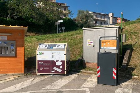 Rapolano Terme: collocati due raccoglitori per i RAEE, Rifiuti Elettrici ed Elettronici Rapolano Terme, casina dell'acqua, raccoglitore RAEE, olio esausto