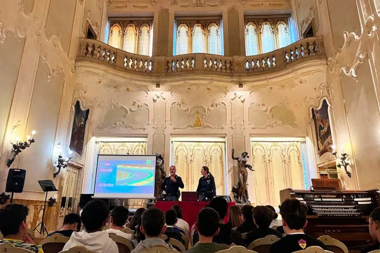 Settimana Mondiale della Sicurezza Stradale, evento a Siena Sicurezza stradale, incontro Polizia Stradale con gli studenti all'Accademia Chigiana di Siena
