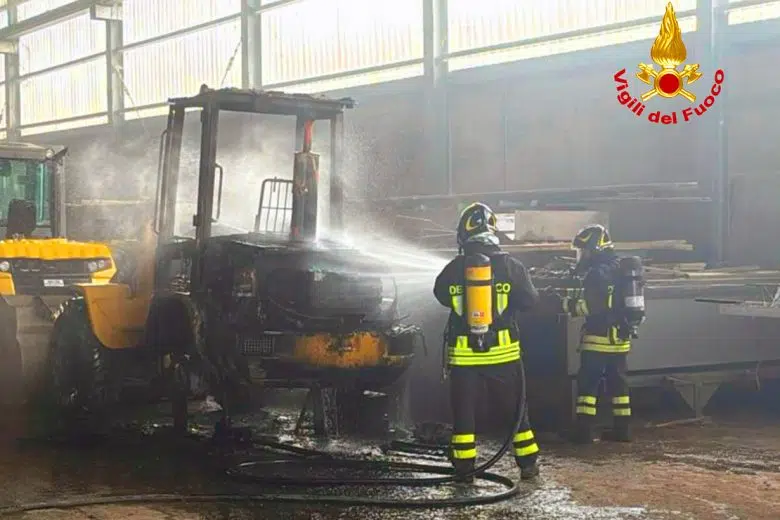 Incendio a carrello elevatore in un capannone a Torrita Vigili del fuoco, incendio a carrello elevatore a Torrita di Siena