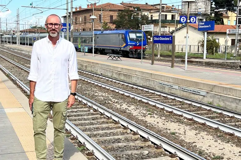 Linea ferroviaria Roma-Firenze, 31 sindaci scrivono al Ministro dei Trasporti Gianluca Sonnini alla stazione di Chiusi