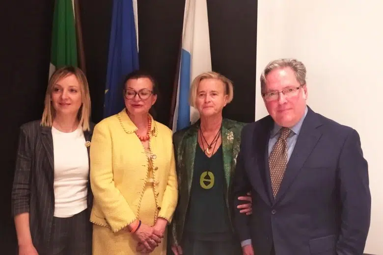 Riconoscimento per la scienziata Maria Cristina Fossi alla mostra SWIT – Science Women of Italy Maria Cristina Fossi, seconda da destra, alla mostra SWIT