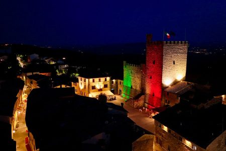 Castellina in Chianti illumina la Rocca con nuovi colori per celebrare storia e identità Castellina in Chianti, Rocca colorata