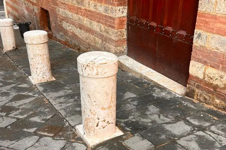 Siena: completato l’intervento di pulizia dei colonnini in via del Cavallerizzo Colonnini Siena