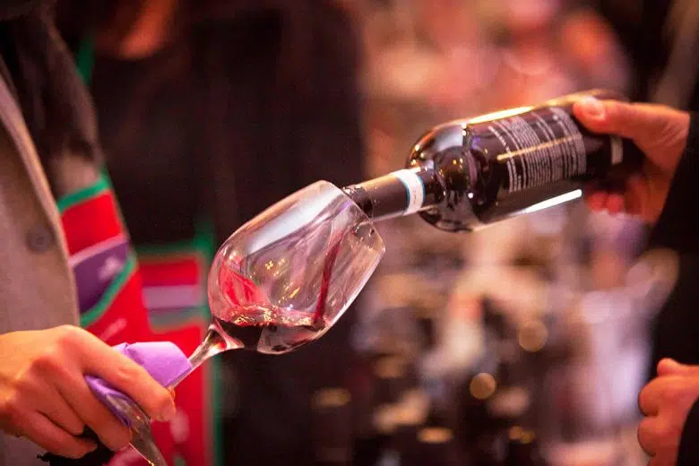 A Certaldo nasce “Calici di Stelle”, la prima edizione del “DiVin Boccaccio” Divin Boccaccio, bicchiere e bottiglia vino rosso