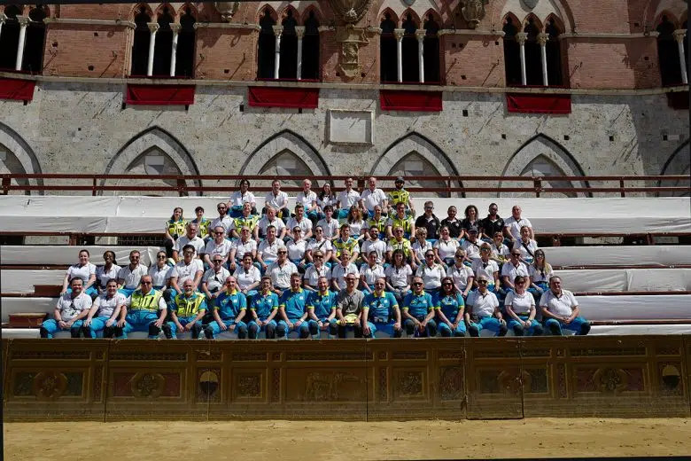 775° anniversario della fondazione della Misericordia di Siena Misericordia di Siena, gruppo sul palco in Piazza del Campo
