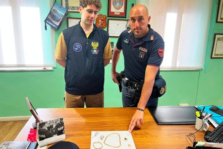 Truffe ad anziani: 25enne rintracciato dalla Polizia in un albergo di Siena Polizia di Siena, materiale sequestrato a truffatore