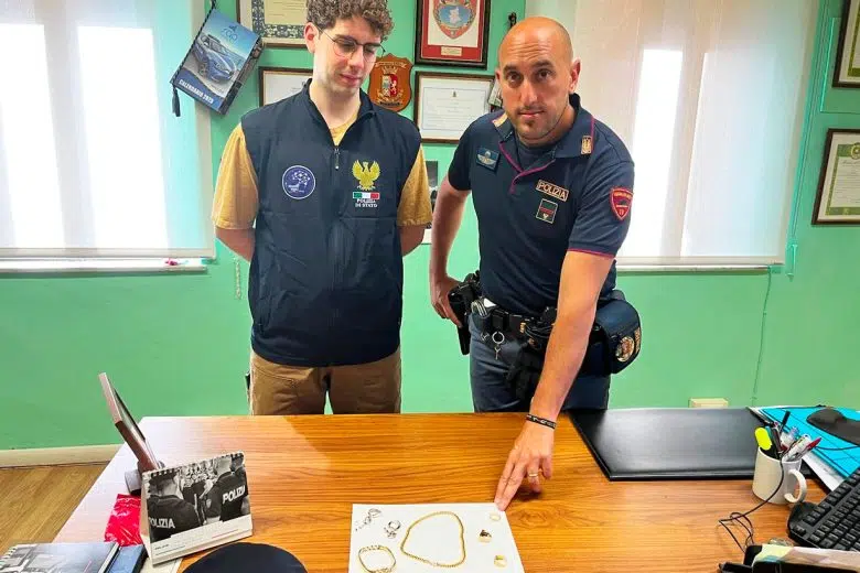 Truffe ad anziani: 25enne rintracciato dalla Polizia in un albergo di Siena Polizia di Siena, materiale sequestrato a truffatore
