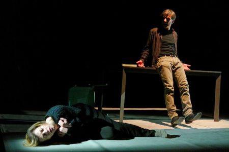 Piazze d’armi e di città entra nel vivo con il Festival Internazionale delle Ombre Polvere, scena spettacolo
