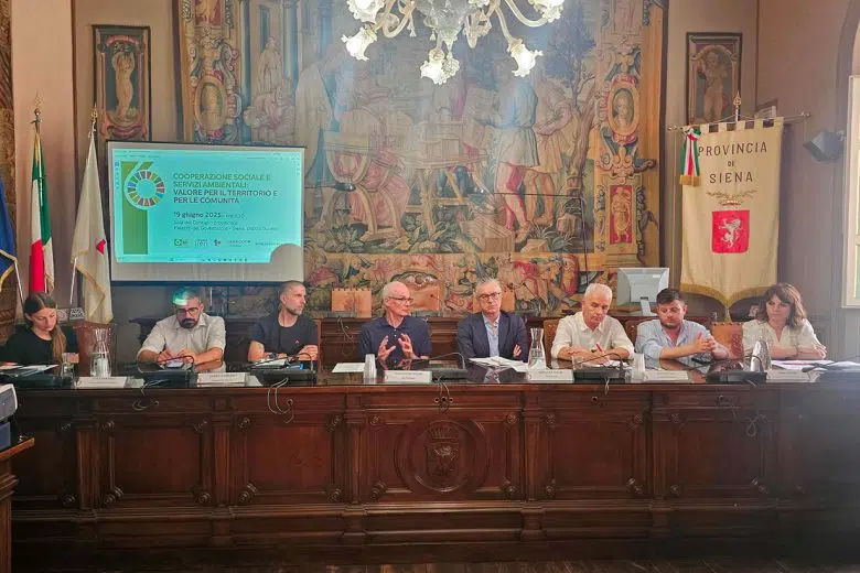 Raccolta rifiuti, ma con impatto sociale: ogni euro speso ne genera fino al doppio Raccolta rifiuti cooperative sociali