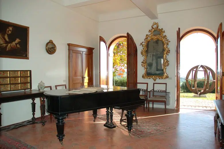 Siena, 21 giugno 2025: Festa della Musica 2025 con i Musei Nazionali di Siena Villa Brandi, interno, pianoforte