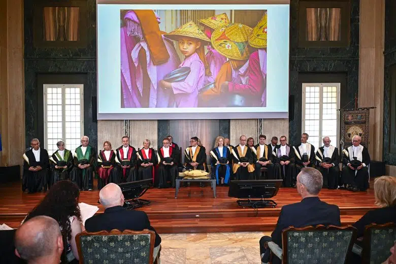 Steve McCurry, laurea Università di Siena