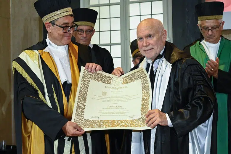 Steve McCurry, laurea Università di Siena