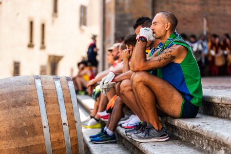 Pubblicato il bando per il panno del Bravìo delle Botti 2026 Bravìo delle Botti di Montepulciano 2025, spingitori