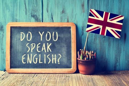 Rapolano Terme: corsi di inglese rivolti alla terza età Corsi inglese, tavolo, lavagna, bandiera