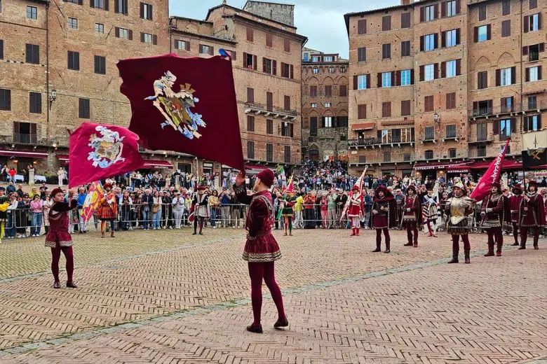 Cerimonia di consegna Masgalano 2025 alla Contrada della Torre, sbandieratori