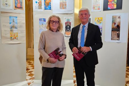 “Artisti in corsa”: in mostra i bozzetti del concorso per il Drappellone del Palio del 2 luglio 2025 "Artisti in Corsa", Nicoletta Fabio e Carlo Rossi