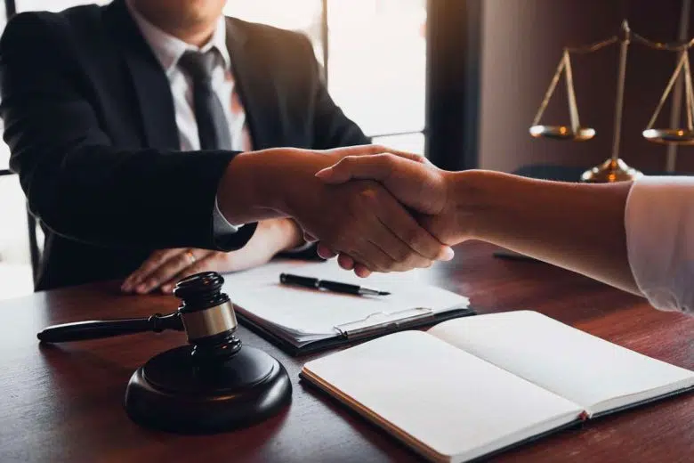 Avvocato, studio, stretta di mano con cliente