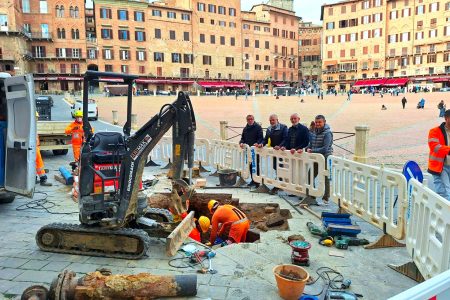 Siena, sopralluogo di Comune e AdF sul cantiere in Piazza del Campo Lavori in Piazza del Campo, tubazioni