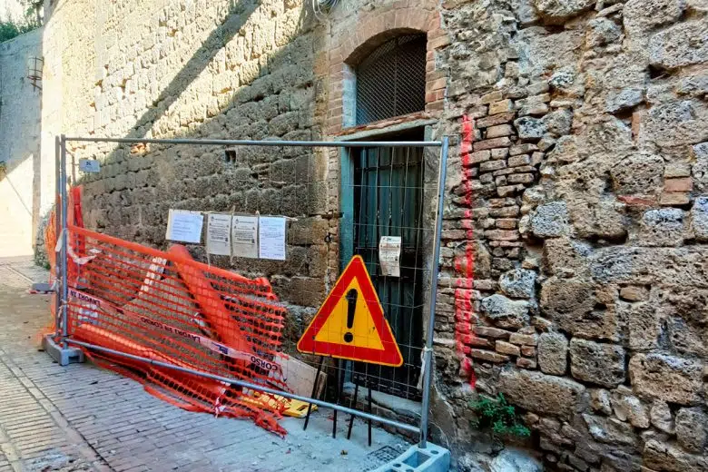 San Gimignano: lavori in corso per i nuovi bagni pubblici Lavori nuovi bagni pubblici di San Gimignano
