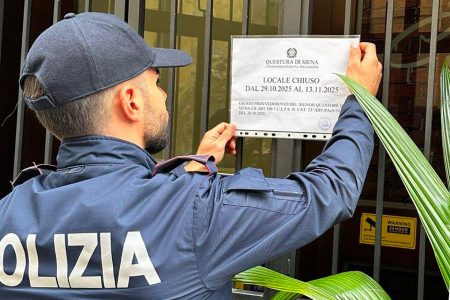 Poggibonsi, chiuso dal Questore locale frequentato da pregiudicati Polizia, locale chiuso, affissione cartello
