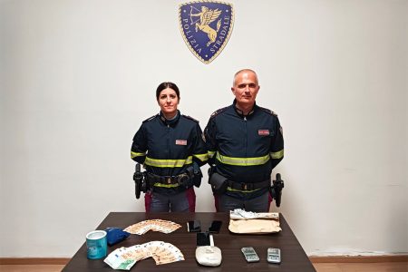 Montepulciano, la Polizia Stradale scopre un deposito di droga Agenti Polizia Stradale con droga sequestrata