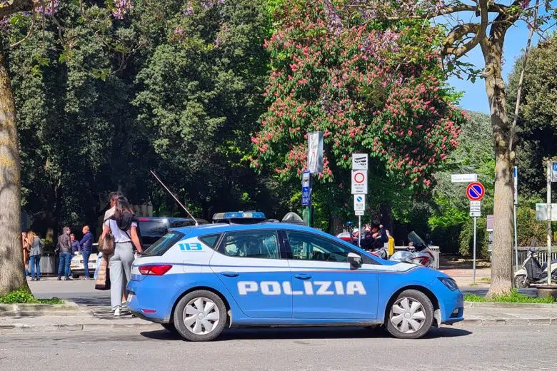 Siena, espulso tunisino irregolare protagonista di gravi fatti di cronaca Volante Polizia di Stato ai giardini della Lizza di Siena
