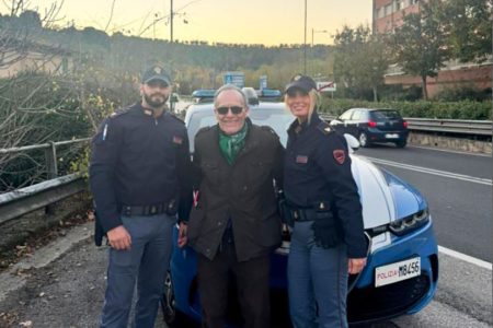 Siena, anziano esce di casa per andare in ospedale: si perde e vaga per ore Anziano con la Polizia di Siena