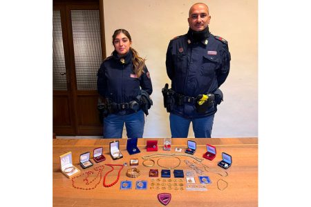 Siena, ragazza minorenne tenta truffa del finto carabiniere Polizia, gioielli recuperati
