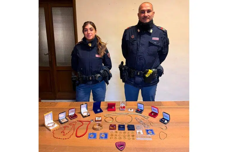 Siena, ragazza minorenne tenta truffa del finto carabiniere Polizia, gioielli recuperati