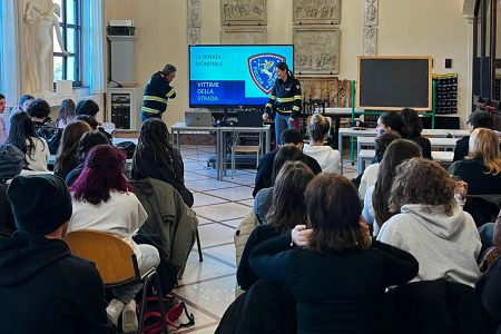 Sicurezza stradale: la Polizia Stradale di Siena incontra gli studenti del Liceo artistico “Piccolomini” Polizia Stradale al Liceo artistico Piccolomini di Siena