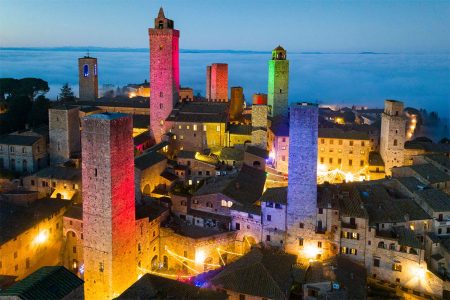 Natale a San Gimignano: torri, piazze e porte vestite con luci e colori San Gimignano, luci Natale sulle torri