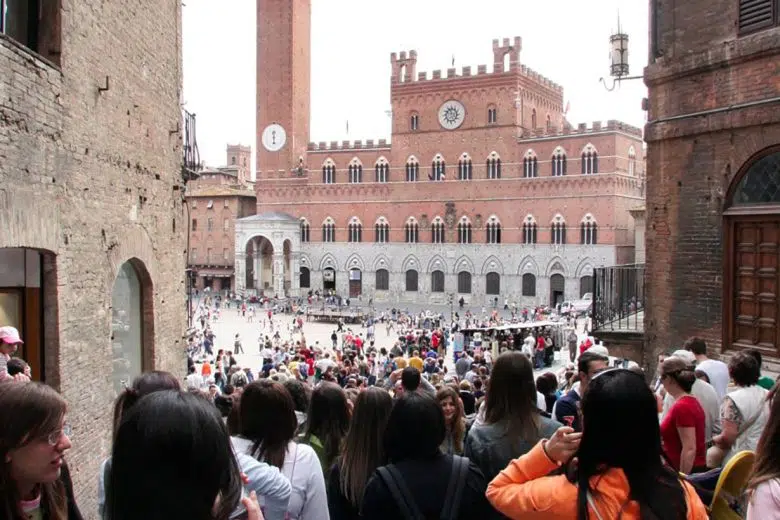 Turismo in provincia di Siena, i trend di Booking.com Turisti a Siena