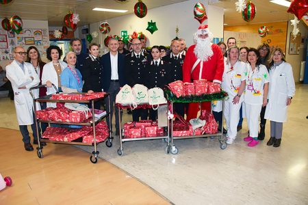 Aou Senese, arrivano i doni del Babbo Natale dei Carabinieri Carabinieri Aou Senese 2025