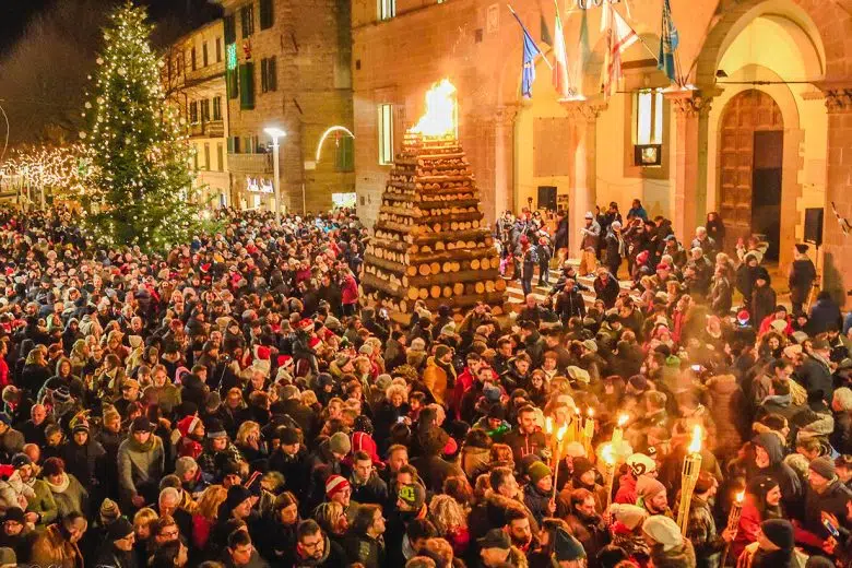Le Fiaccole di Abbadia San Salvatore si accendono per la Vigilia di Natale Fiaccole Abbadia San Salvatore