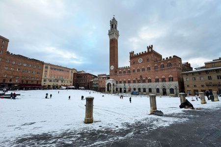 Improvvisa nevicata a Siena, chiuse le scuole Neve in Piazza del Campo a Siena