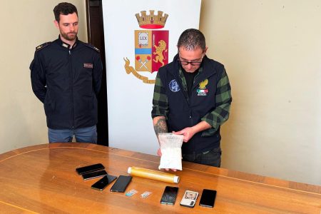Spaccio di droga: la Polizia arresta due stranieri di 19 e 34 anni Spaccio droga, Polizia con materiale sequestrato