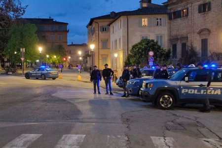 Importante operazione della Polizia. Denunciati 13 minorenni Volanti Polizia a Siena di notte