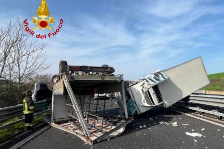 Incidente sulla Siena-Bettolle, 2 feriti gravi Incidente furgoni sulla Siena-Bettolle