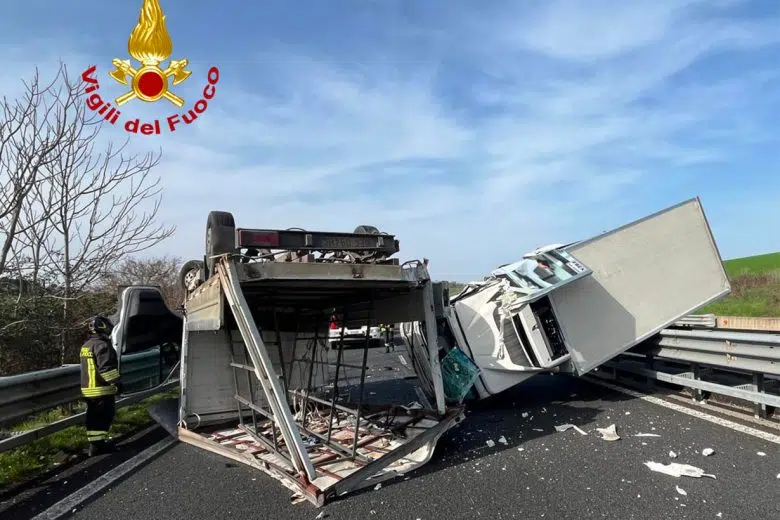 Incidente sulla Siena-Bettolle, 2 feriti gravi Incidente furgoni sulla Siena-Bettolle