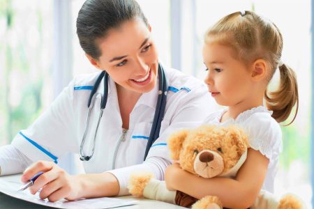 Al via la guardia attiva pediatrica nella Asl Toscana sud est Pediatra con bambina