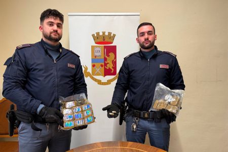 Siena, 2 kg di hashish nascosti nel paraurti, arrestato 34enne Polizia, sequestro hashish