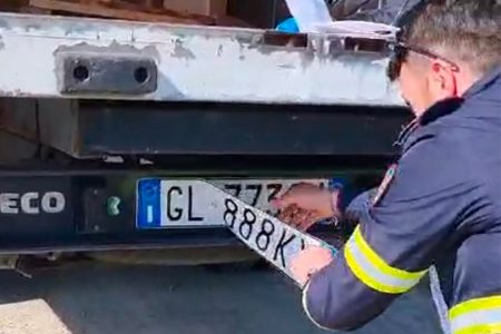Montepulciano, sventata truffa del vino: la Polizia recupera 1.500 bottiglie Polizia Stradale, targa autocarro