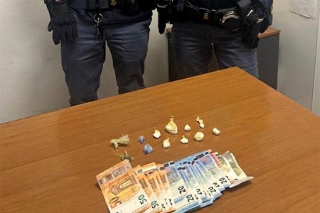 Siena, spacciatore fermato dopo rocambolesco inseguimento polizia, sequestro droga