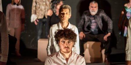 “AmletOne” al Teatro dei Rozzi chiude il cartellone “Extra Sipario”